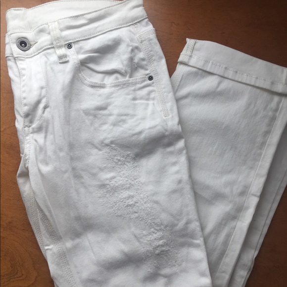 BCBGMaxAzria Denim - BCBGMaxAzria NWOT White Capri Jeans